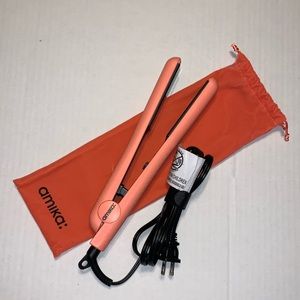 Amika 1” Flat Iron